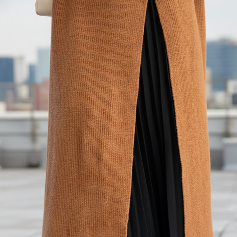 LAYARA™ – アーキテクチュラルスプリットニットドレス